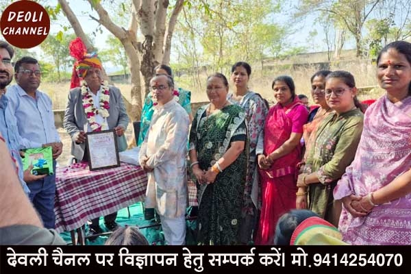 प्रधानाचार्य ने सेवानिवृत्ति पर 50 हजार रुपए की राशि विद्यालय में भेंट की