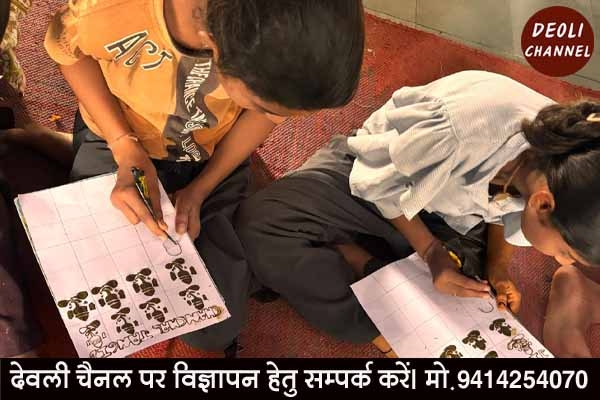 राजकीय विद्यालय में कौशल विकास शिविर : बालिकाएं सीख रही है मेहंदी रचाने के हुनर