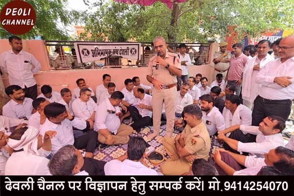जब तक न्याय नहीं मिलेगा, आंदोलन जारी : मारपीट मामले में वकील थाने के बाहर बैठे अनिश्चितकालीन धरने �