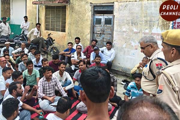 दुर्घटना में बाइक सवार युवक की मौत मामले में अम्बेडकर विचार मंच कार्यकर्ता बैठे धरने पर, डिप्टी क
