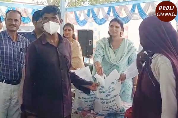ग्रामीण सेवा शिविर में टीबी मरीजों को वितरित किए निक्षय पोषण किट