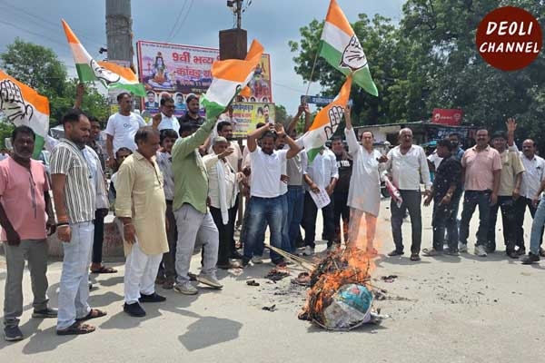 पेपर लीक प्रकरण को लेकर कांग्रेस का धरना प्रदर्शन, केंद्रीय शिक्षा मंत्री का पुतला फूंका
