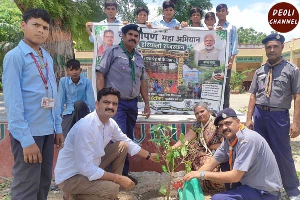 एक पेड़ मां के नाम अभियान अंतर्गत विद्यालय में किया वृक्षारोपण                    