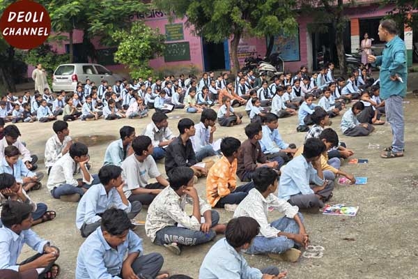 स्कूल में बच्चों को नशामुक्ति, वृक्षारोपण व बेटी बचाओ का संकल्प दिलवाया