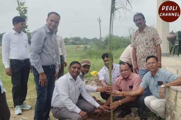विद्यालय में पौधारोपण किया, भामाशाह ने वाटर कूलर भेंट किया