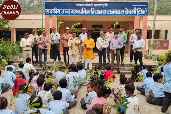 राजकीय विद्यालयों में किया पौधारोपण