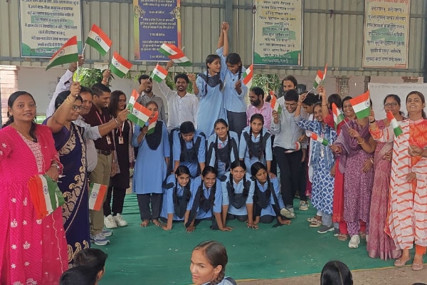 वंदे मातरम हर घर तिरंगा अभियान, विद्यार्थियों ने तिरंगा पिरामिड बनाया