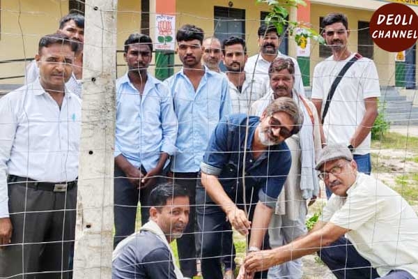 राजकीय विद्यालय में पौधारोपण किया