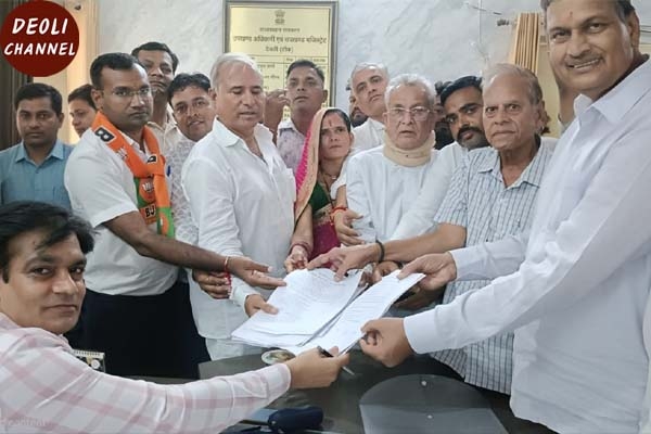 नामांकन के अंतिम दिन उमड़ी प्रत्याशियों की भीड़, दाखिल किए नामांकन