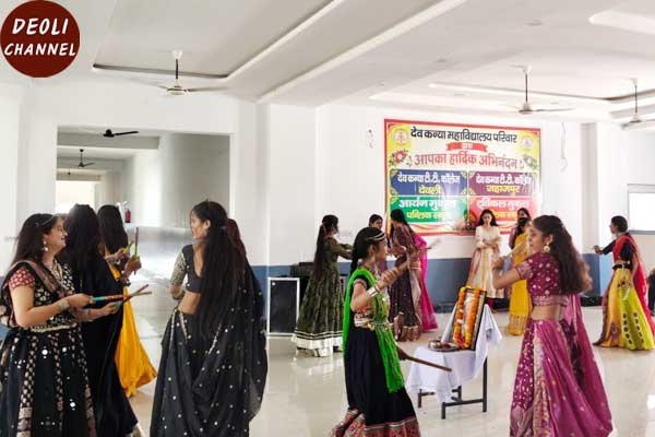 देवकन्या कॉलेज में डांडिया-गरबा की धूम, छात्राओं की प्रस्तुतियों ने मोहा मन