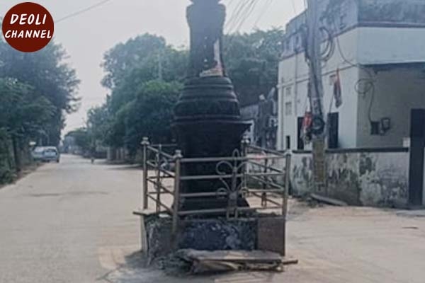 पद्मावती सर्किल अज्ञात वाहन की टक्कर से हुआ क्षतिग्रस्त, वार्ड पार्षद ने मरम्मत की मांग की