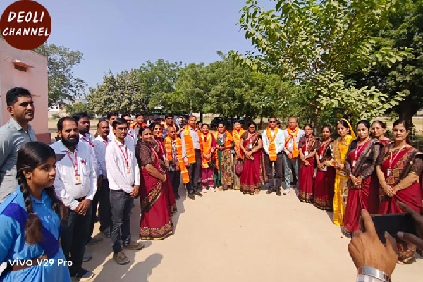 ट्विनिंग ऑफ स्कूल गतिविधि के तहत स्थानीय पीएम श्री विद्यालय का भ्रमण